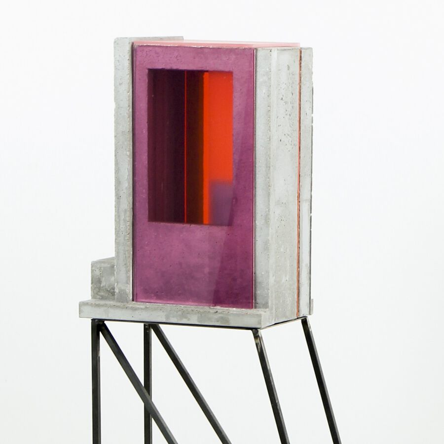 Ulrike Möhle, translucide VI, 2020,Beton, Acrylglas, Metall, 132x54x25 cm